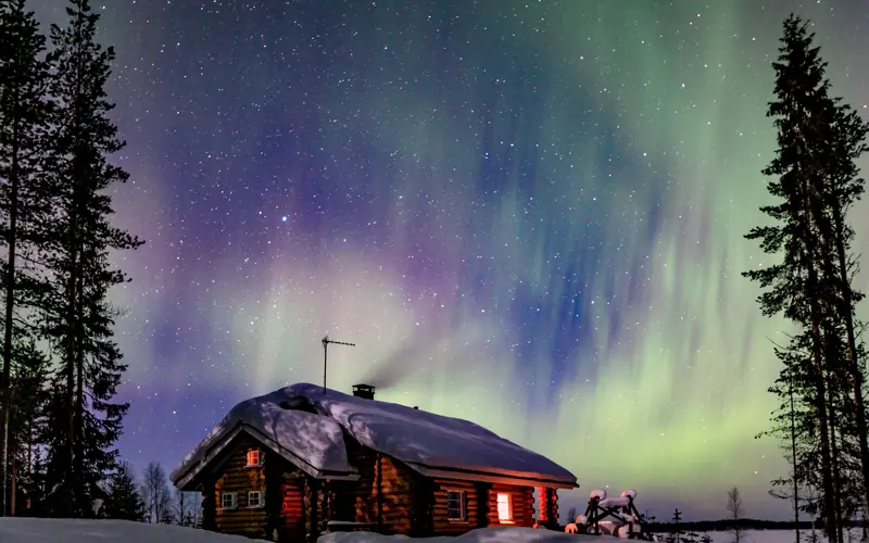 Aurora over glass-roof cabins in Finnish Lapland — Wanvela Finland Levi Ruka Rovaniemi itinerary